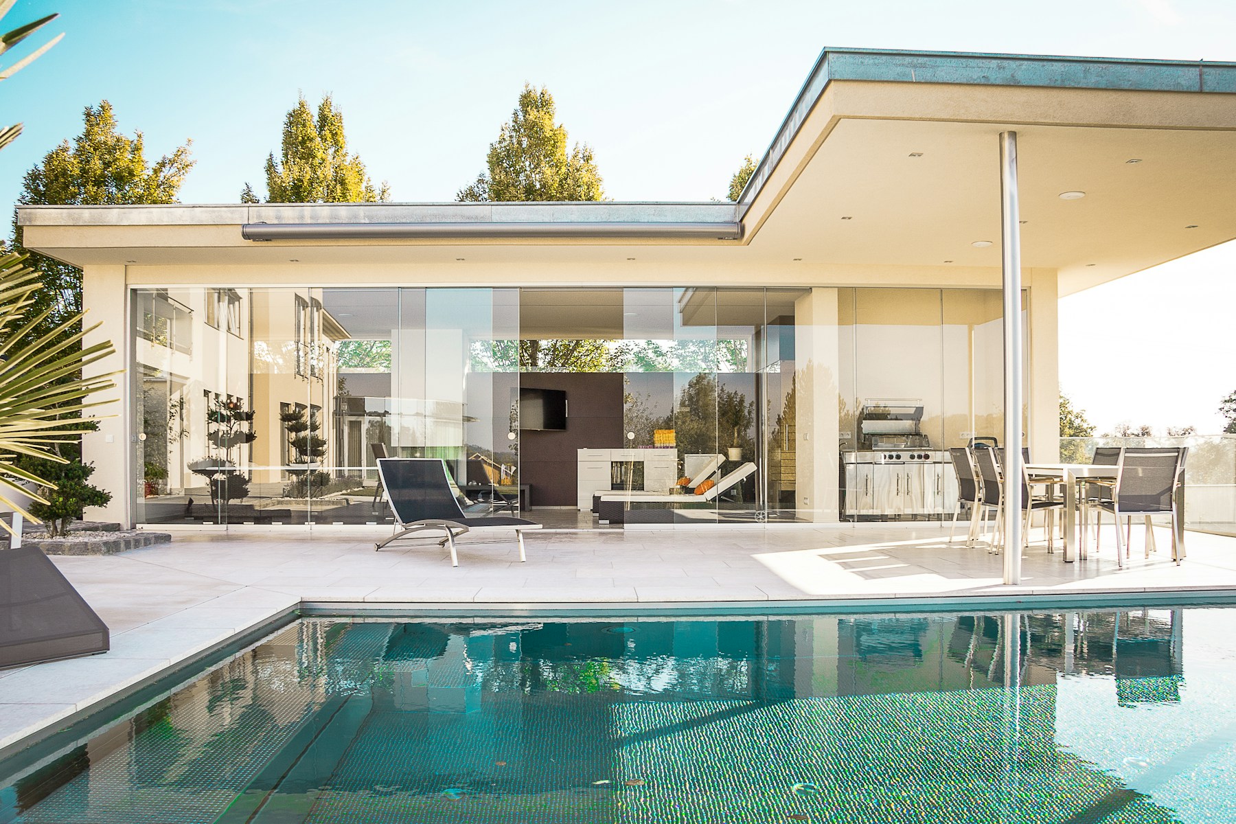 Arquitetura residencial contemporânea, com jardim e luz natural