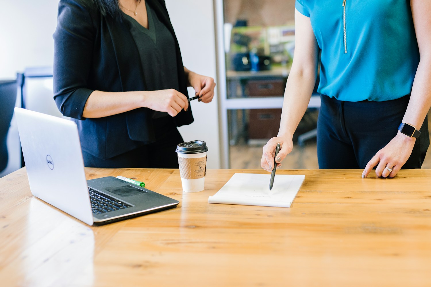 Profissionais analisando informações em uma mesa de trabalho